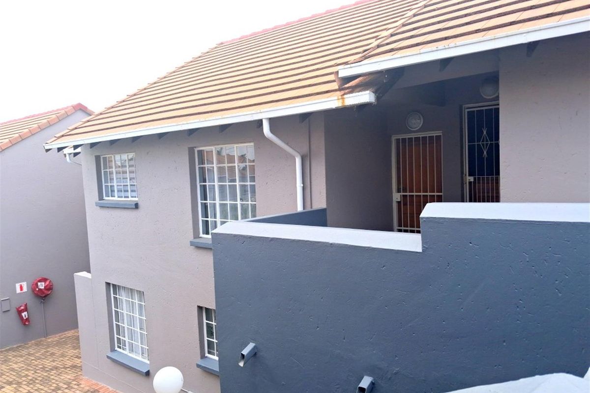 UPSTAIRS 2 BEDROOM UNIT- SECURE COMPLEX- BOOMED SUBURB - Photo 2