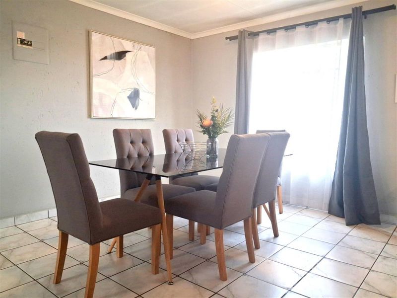 UPSTAIRS 2 BEDROOM UNIT- SECURE COMPLEX- BOOMED SUBURB - Photo 5