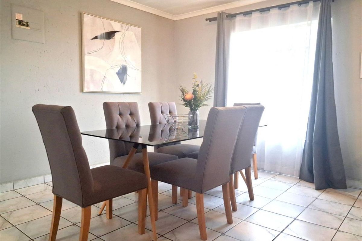 UPSTAIRS 2 BEDROOM UNIT- SECURE COMPLEX- BOOMED SUBURB - Photo 5