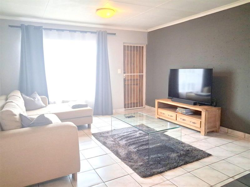 UPSTAIRS 2 BEDROOM UNIT- SECURE COMPLEX- BOOMED SUBURB - Photo 4