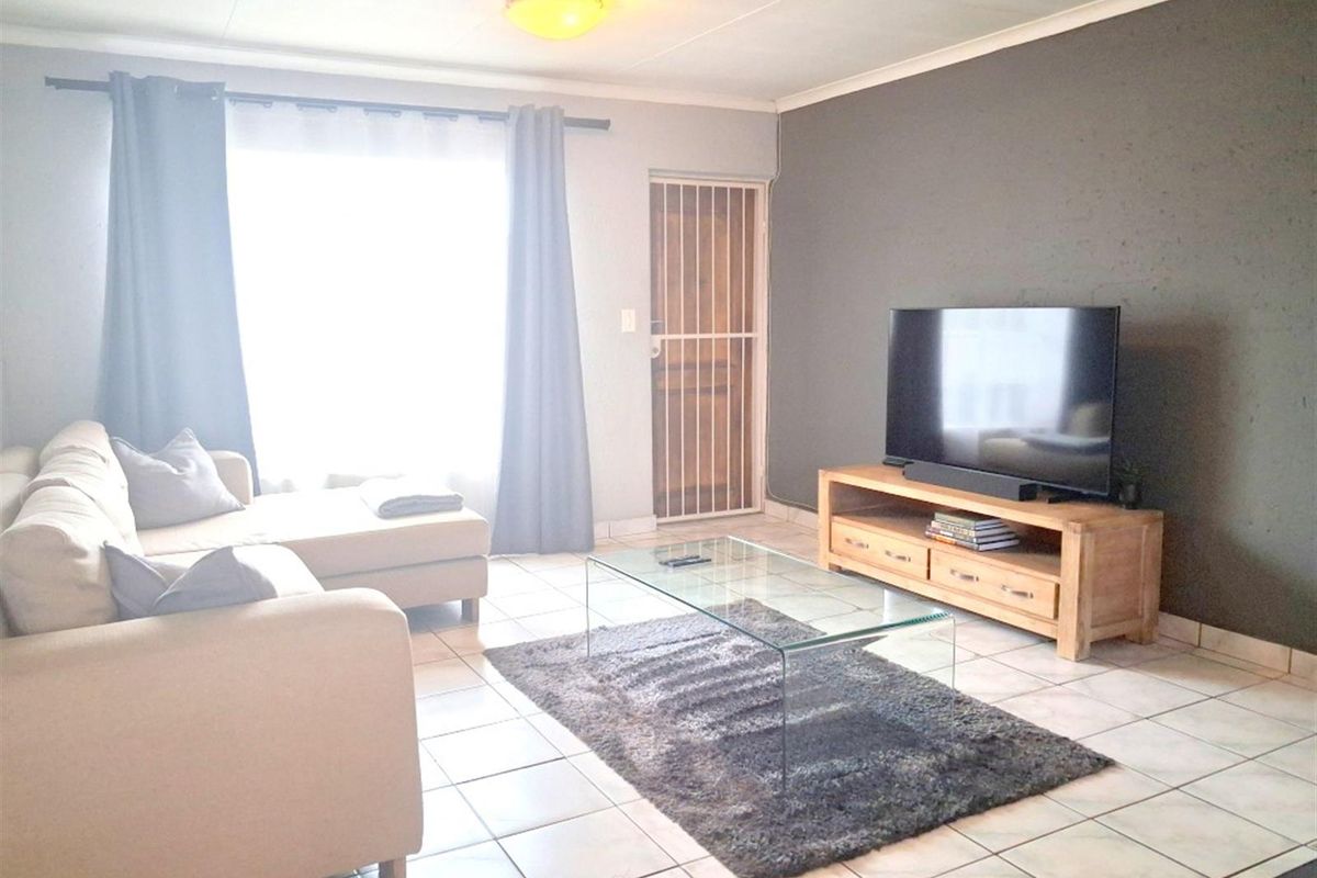 UPSTAIRS 2 BEDROOM UNIT- SECURE COMPLEX- BOOMED SUBURB - Photo 4