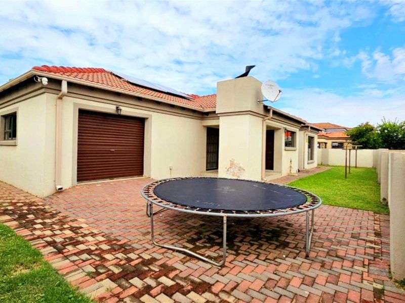 Beautiful stylish family home, perfect for you and family - Photo 8