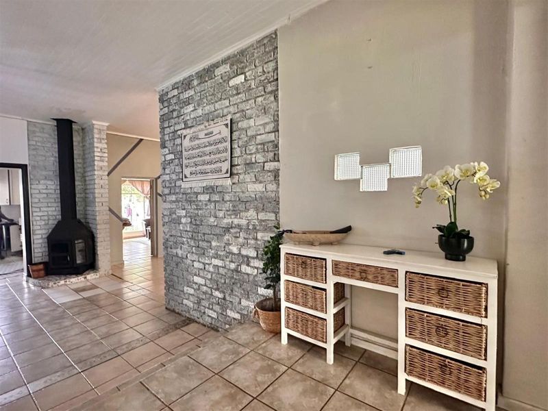 Spacious 4 Bedroom Family Home With 4 Income Generating Flatlets on a Prime Corner Stand. - Photo 5