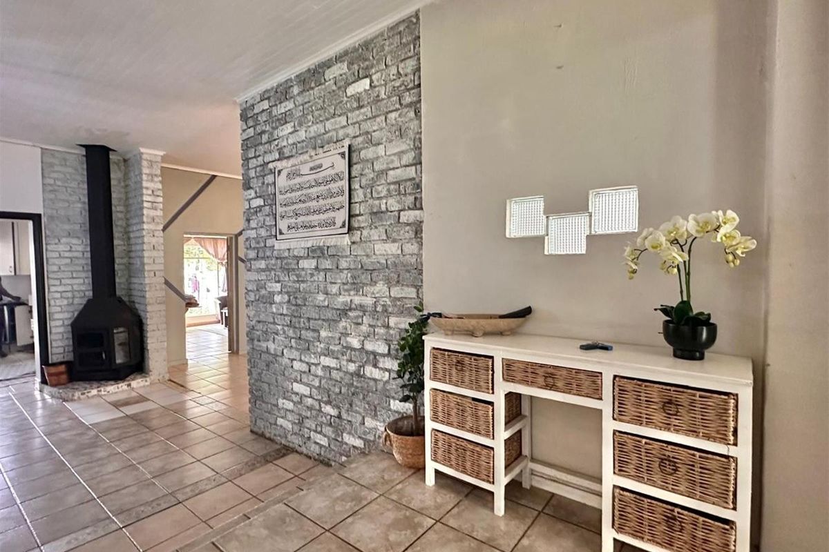 Spacious 4 Bedroom Family Home With 4 Income Generating Flatlets on a Prime Corner Stand. - Photo 5