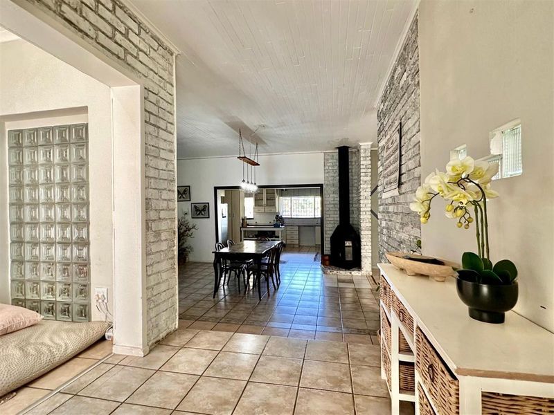 Spacious 4 Bedroom Family Home With 4 Income Generating Flatlets on a Prime Corner Stand. - Photo 3