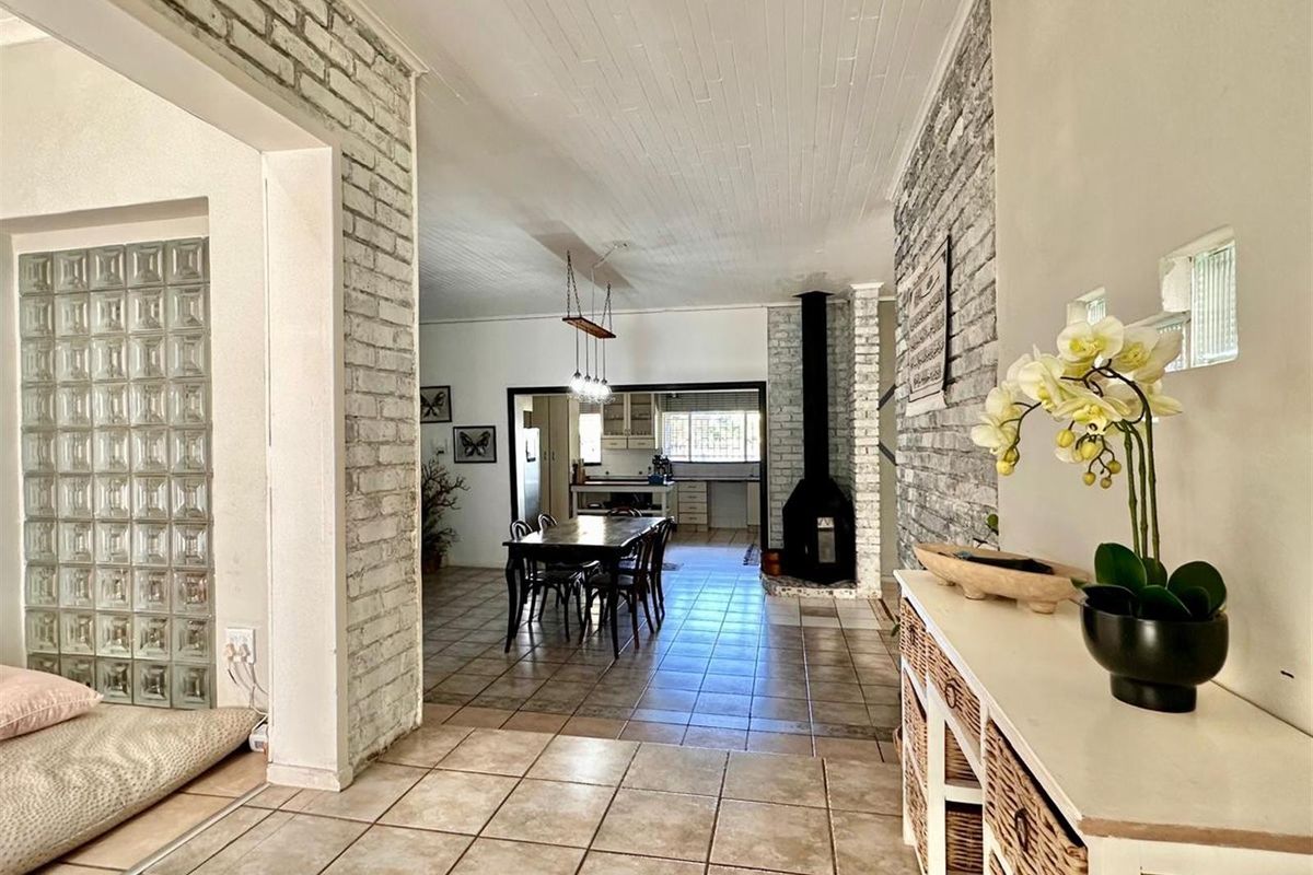 Spacious 4 Bedroom Family Home With 4 Income Generating Flatlets on a Prime Corner Stand. - Photo 3