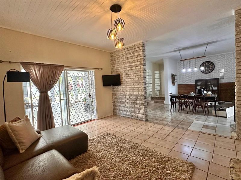 Spacious 4 Bedroom Family Home With 4 Income Generating Flatlets on a Prime Corner Stand. - Photo 10