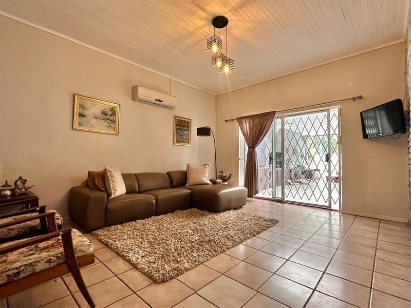 Spacious 4 Bedroom Family Home With 4 Income Generating Flatlets on a Prime Corner Stand. - Photo 9