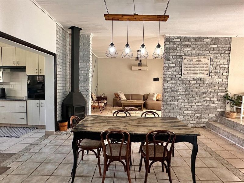 Spacious 4 Bedroom Family Home With 4 Income Generating Flatlets on a Prime Corner Stand. - Photo 8