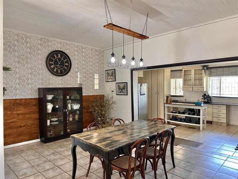 Spacious 4 Bedroom Family Home With 4 Income Generating Flatlets on a Prime Corner Stand. - Photo 7