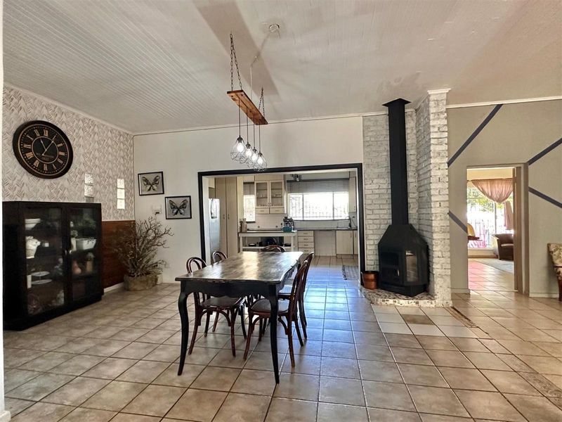 Spacious 4 Bedroom Family Home With 4 Income Generating Flatlets on a Prime Corner Stand. - Photo 6