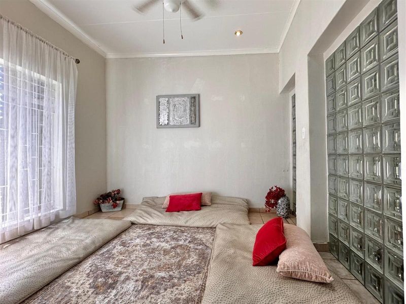 Spacious 4 Bedroom Family Home With 4 Income Generating Flatlets on a Prime Corner Stand. - Photo 4