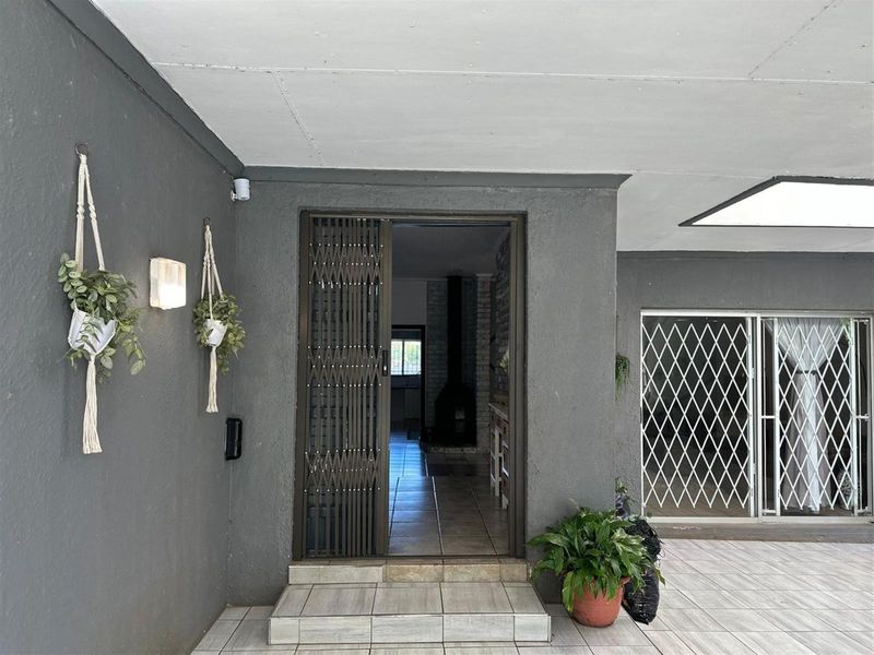 Spacious 4 Bedroom Family Home With 4 Income Generating Flatlets on a Prime Corner Stand. - Photo 2