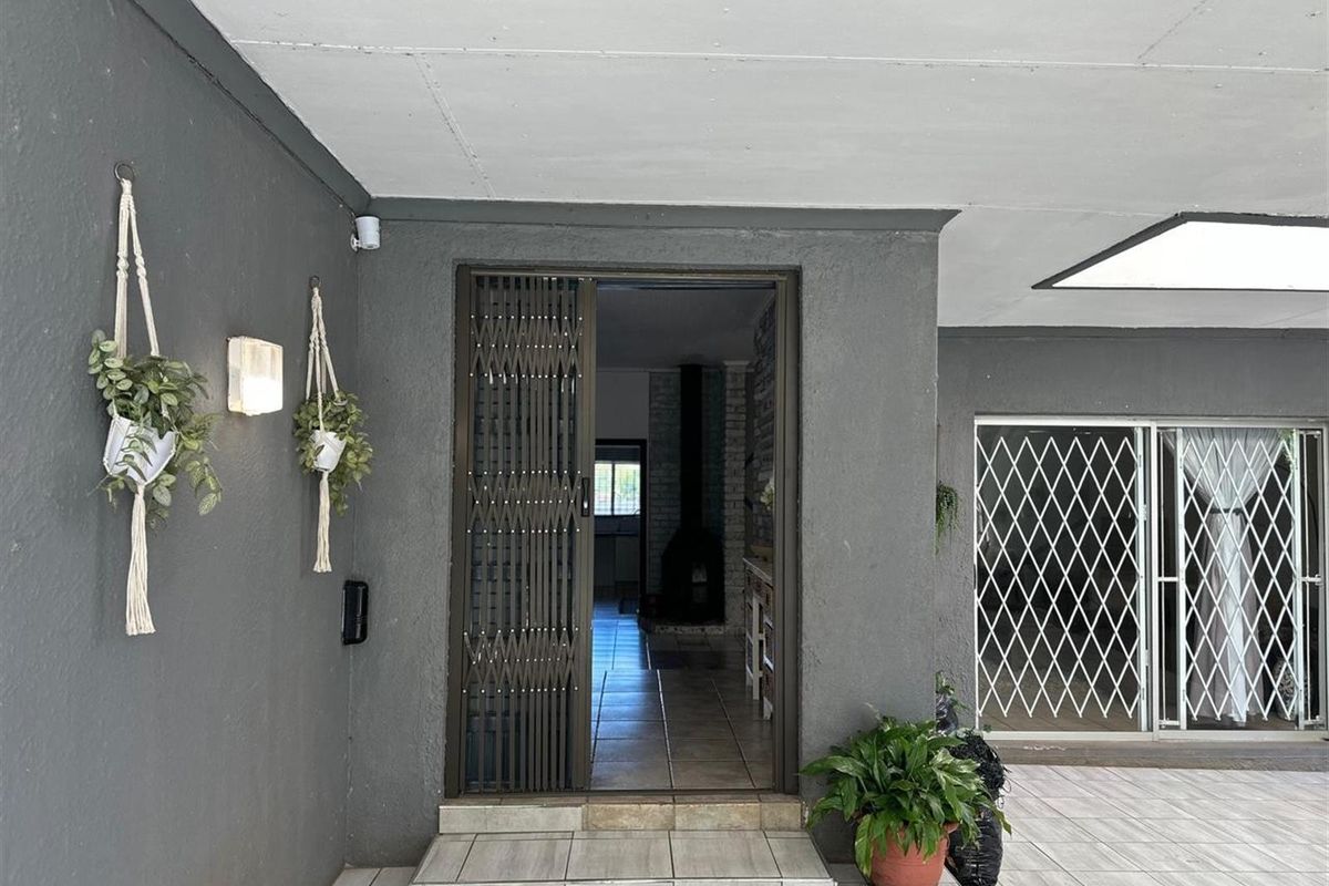 Spacious 4 Bedroom Family Home With 4 Income Generating Flatlets on a Prime Corner Stand. - Photo 2