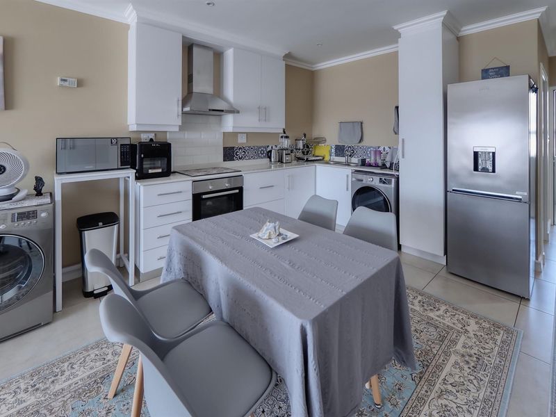 Modern 2-Bedroom Apartment for Sale in Emberton Estate - Photo 4