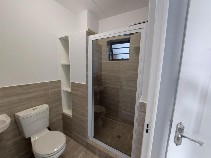 Newly Renovated Ground Floor Apartment with Modern Kitchen and Secure Living - Photo 9