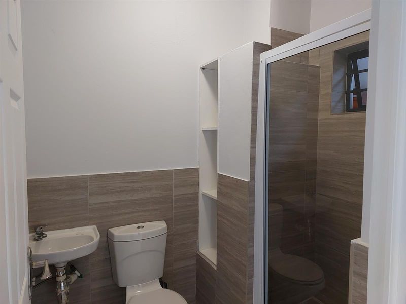 Newly Renovated Ground Floor Apartment with Modern Kitchen and Secure Living - Photo 8