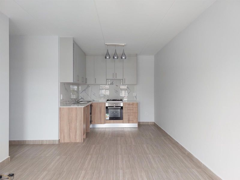 Newly Renovated Ground Floor Apartment with Modern Kitchen and Secure Living - Photo 3