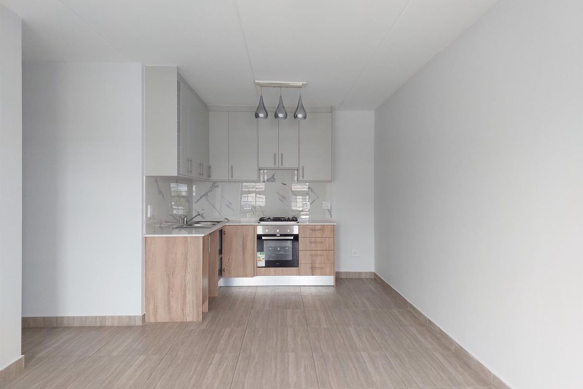 Newly Renovated Ground Floor Apartment with Modern Kitchen and Secure Living - Photo 3