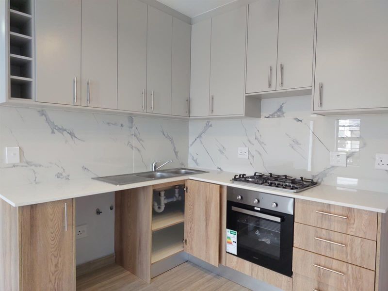 Newly Renovated Ground Floor Apartment with Modern Kitchen and Secure Living - Photo 5