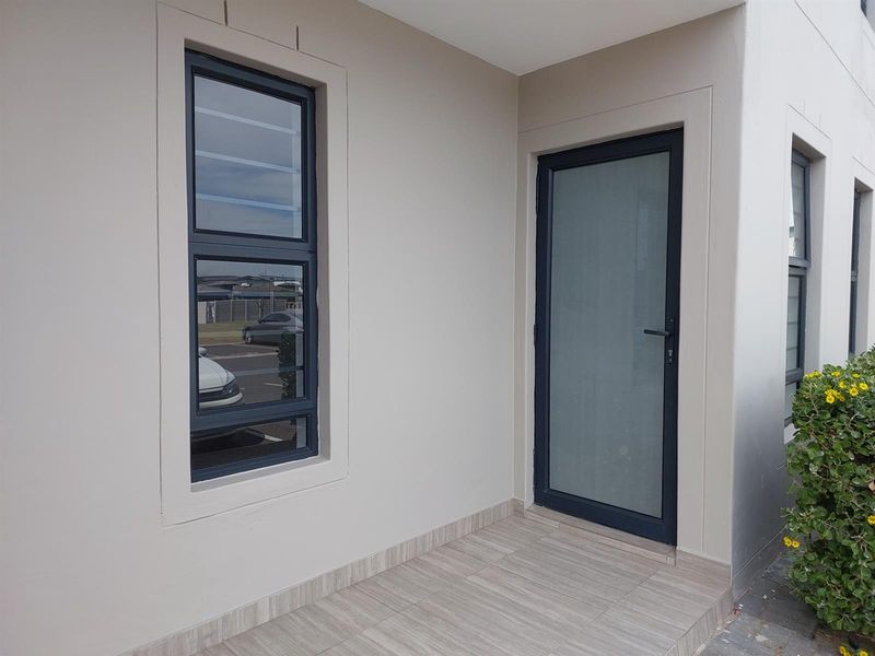 Newly Renovated Ground Floor Apartment with Modern Kitchen and Secure Living - Photo 2