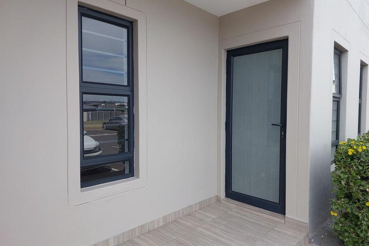 Newly Renovated Ground Floor Apartment with Modern Kitchen and Secure Living - Photo 2