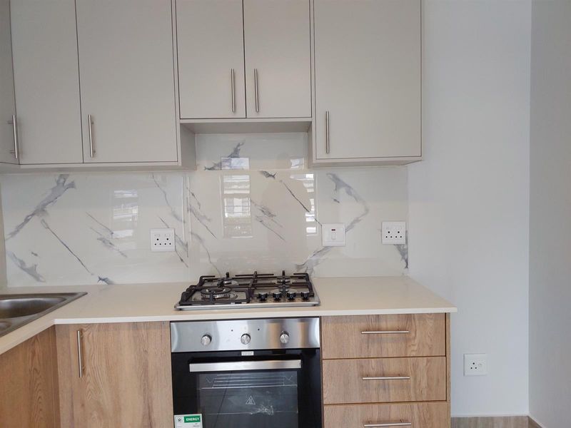 Newly Renovated Ground Floor Apartment with Modern Kitchen and Secure Living - Photo 4