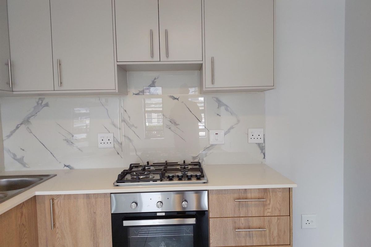 Newly Renovated Ground Floor Apartment with Modern Kitchen and Secure Living - Photo 4