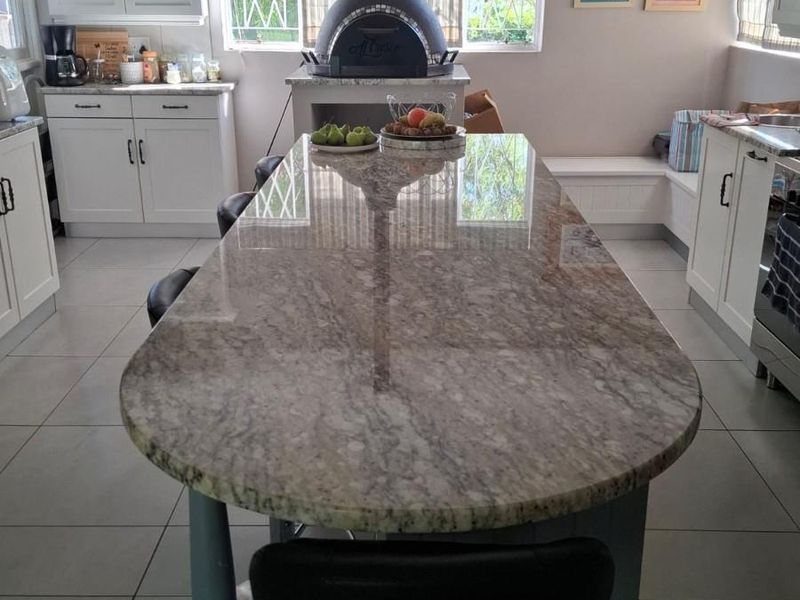 Modern 5 Bedroom Family Home with Flatlet, Solar and Entertainment Features in Bergsig, Komani - Photo 2