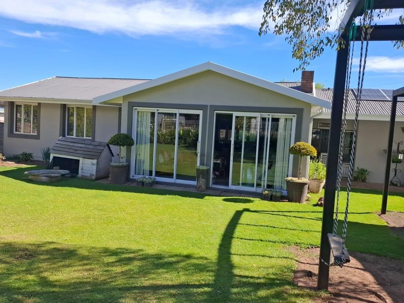 Modern 5 Bedroom Family Home with Flatlet, Solar and Entertainment Features in Bergsig, Komani - Photo 6