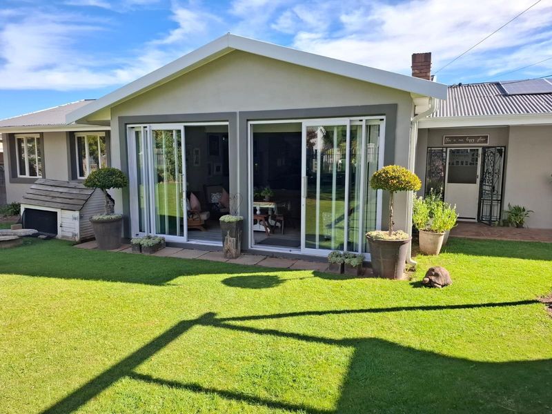 Modern 5 Bedroom Family Home with Flatlet, Solar and Entertainment Features in Bergsig, Komani - Photo 4