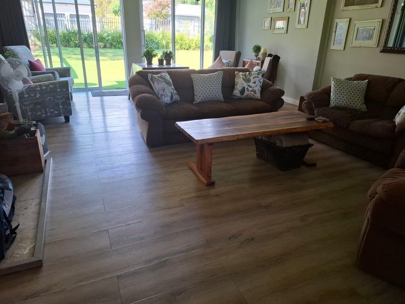 Modern 5 Bedroom Family Home with Flatlet, Solar and Entertainment Features in Bergsig, Komani - Photo 10