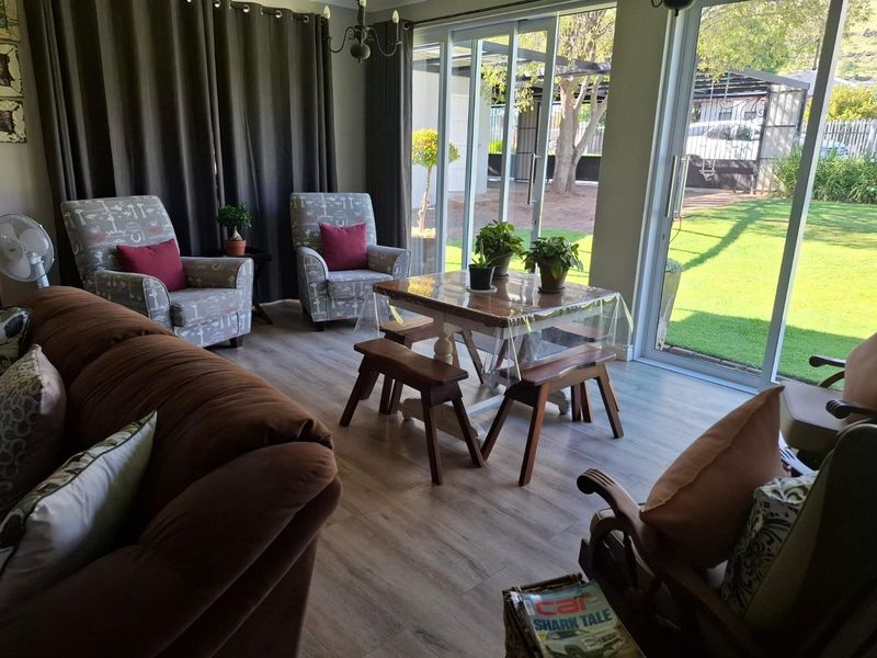 Modern 5 Bedroom Family Home with Flatlet, Solar and Entertainment Features in Bergsig, Komani - Photo 9