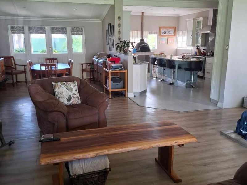 Modern 5 Bedroom Family Home with Flatlet, Solar and Entertainment Features in Bergsig, Komani - Photo 8