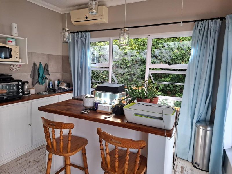 Modern 5 Bedroom Family Home with Flatlet, Solar and Entertainment Features in Bergsig, Komani - Photo 7