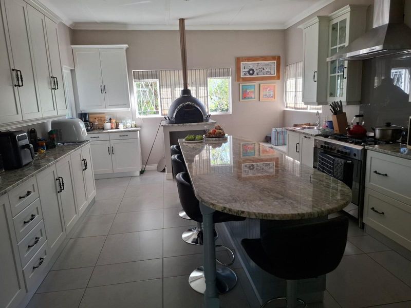 Modern 5 Bedroom Family Home with Flatlet, Solar and Entertainment Features in Bergsig, Komani - Photo 1