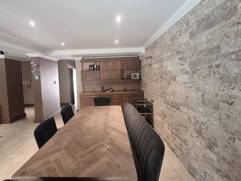 Elegant Four-Bedroom Family Townhouse in Secure Bedford Park - Photo 10