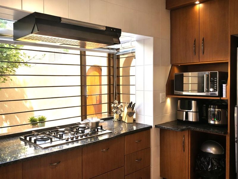 Elegant Four-Bedroom Family Townhouse in Secure Bedford Park - Photo 7