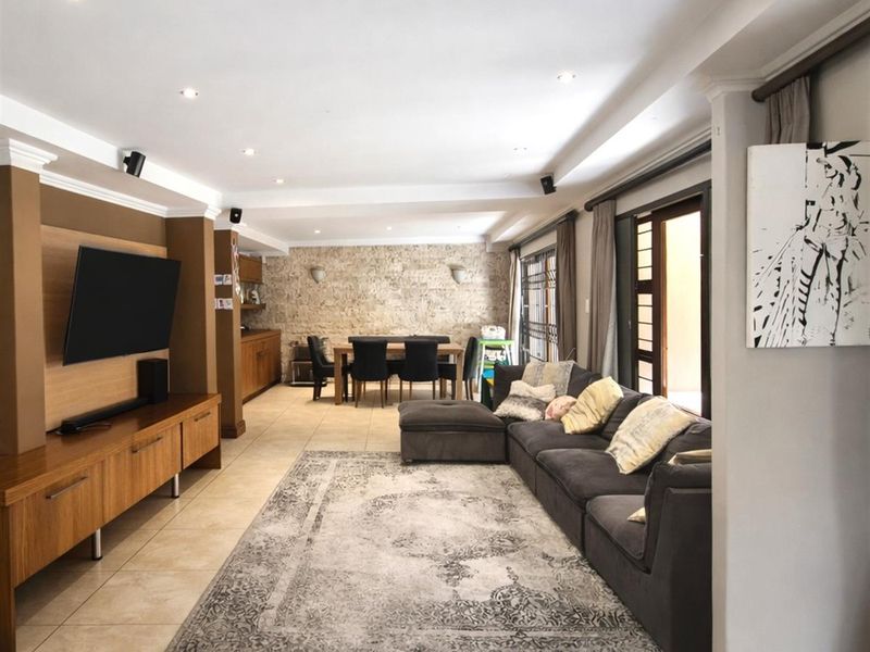 Elegant Four-Bedroom Family Townhouse in Secure Bedford Park - Photo 4