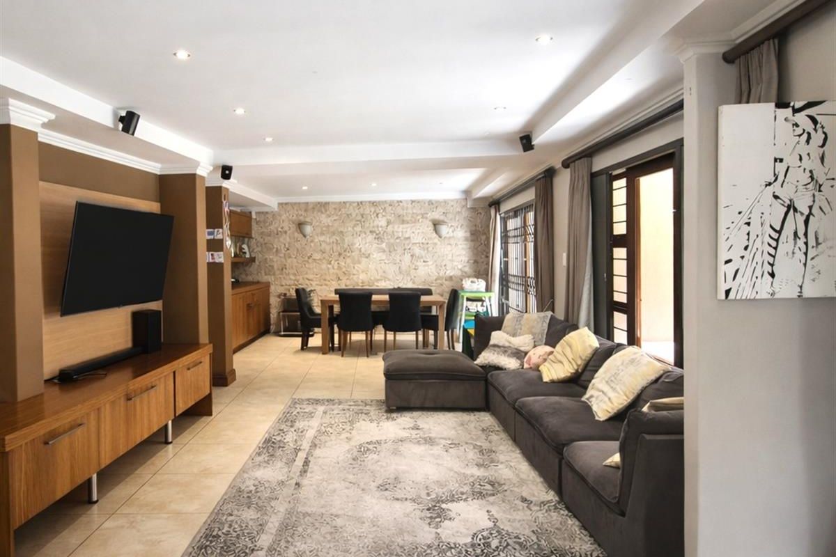 Elegant Four-Bedroom Family Townhouse in Secure Bedford Park - Photo 4