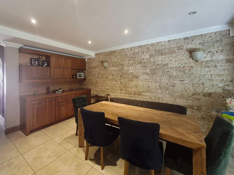 Elegant Four-Bedroom Family Townhouse in Secure Bedford Park - Photo 9