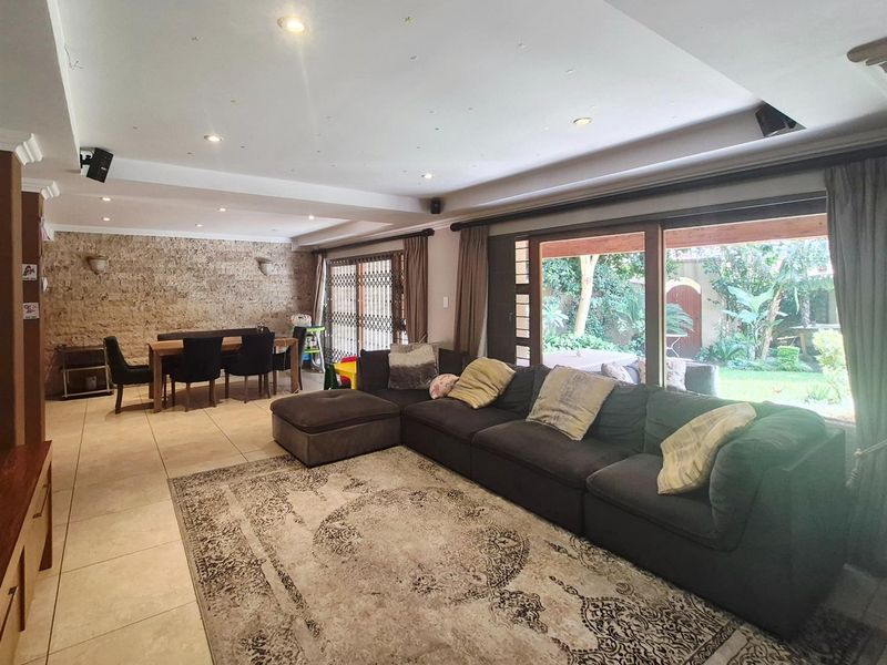 Elegant Four-Bedroom Family Townhouse in Secure Bedford Park - Photo 3