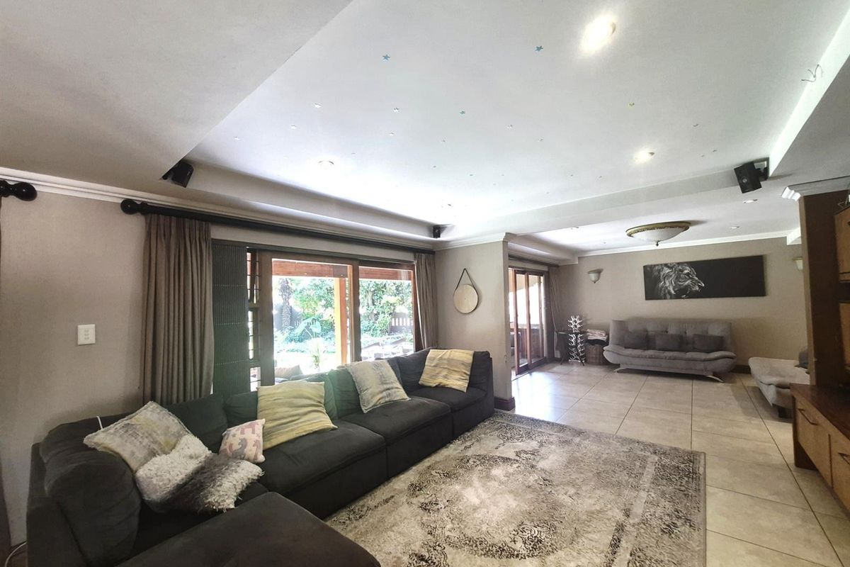 Elegant Four-Bedroom Family Townhouse in Secure Bedford Park - Photo 5