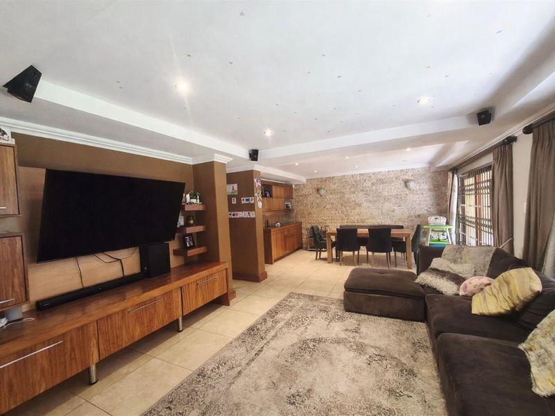 Elegant Four-Bedroom Family Townhouse in Secure Bedford Park - Photo 2