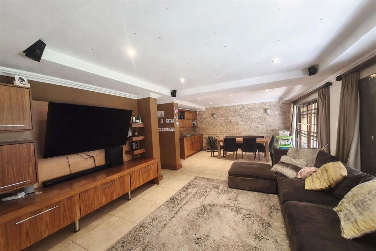 Elegant Four-Bedroom Family Townhouse in Secure Bedford Park - Photo 2