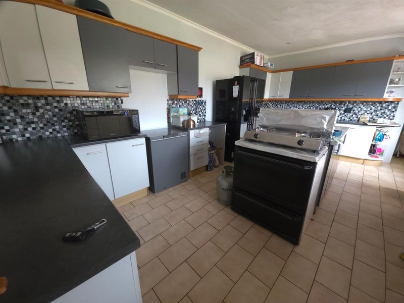 5 BEDROOM FAMILY HOME - SONEIKE - SPACIOUS - FOR PROFESSIONAL OR BIG FAMILY  PARKING FOR 8 CARS - Photo 3