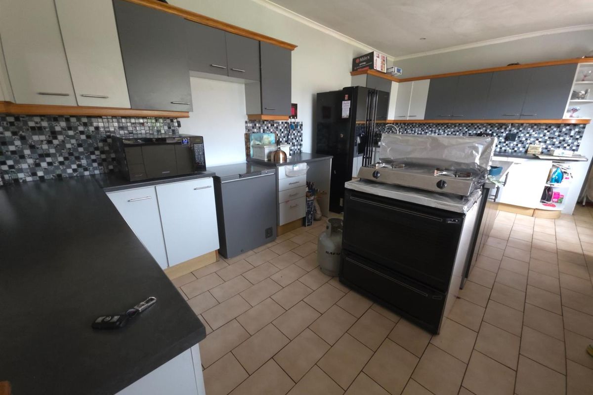 5 BEDROOM FAMILY HOME - SONEIKE - SPACIOUS - FOR PROFESSIONAL OR BIG FAMILY  PARKING FOR 8 CARS - Photo 3