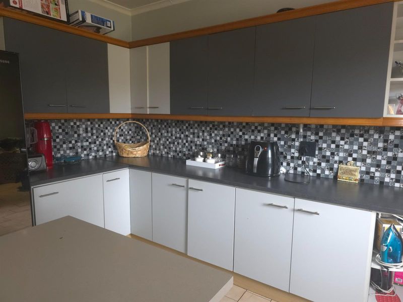 5 BEDROOM FAMILY HOME - SONEIKE - SPACIOUS - FOR PROFESSIONAL OR BIG FAMILY  PARKING FOR 8 CARS - Photo 4