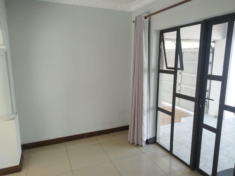 Apartment To Rent in Essenwood, Durban, KwaZulu Natal - Photo 5
