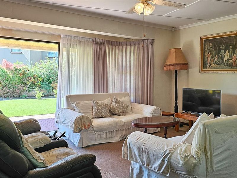 Happy, Spacious, Pet and Wheelchair Friendly Townhouse - Photo 2